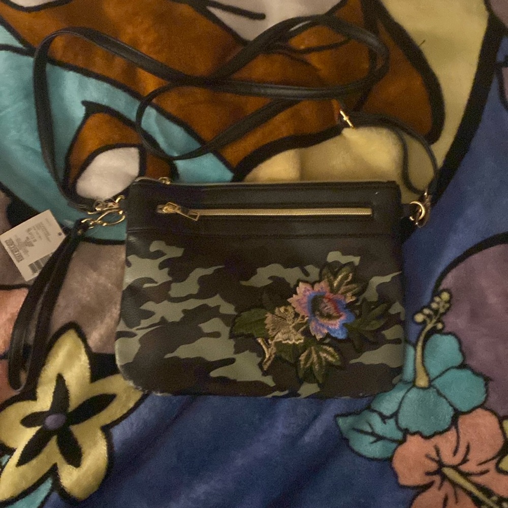 Green crossbody purse, detachable straps and new with tags.